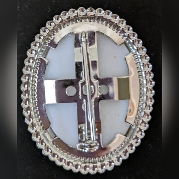 Pre-owned ceramic cameo style poodle brooch, T2MISB2A - Picture 2 of 3